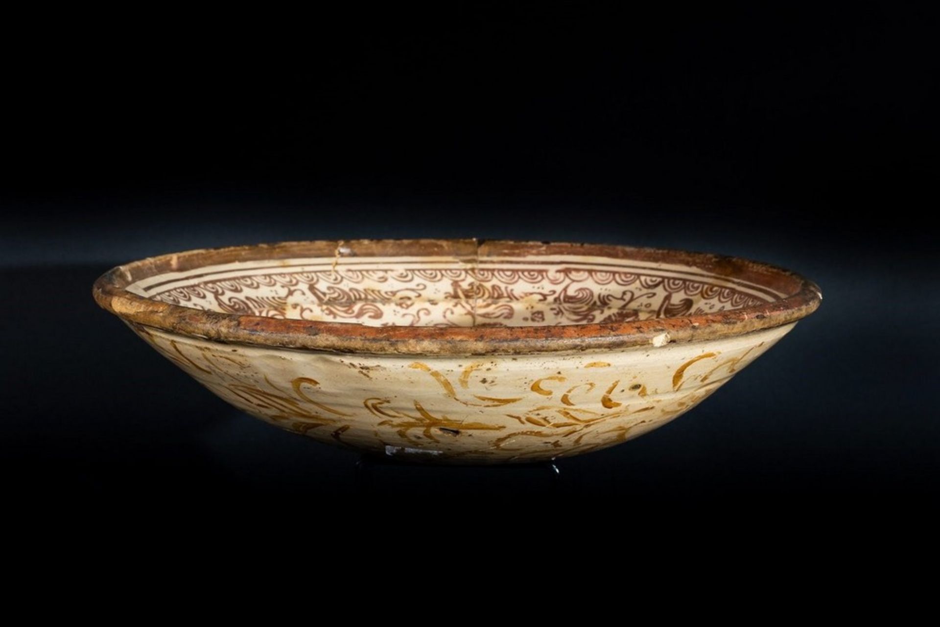 Arte Islamica An Hispano Moresque pottery dish Spain, possibly Manises, 16th century . - Image 3 of 4