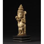 Arte Indiana An ivory figure of standing Ganesh India, early 20th century .