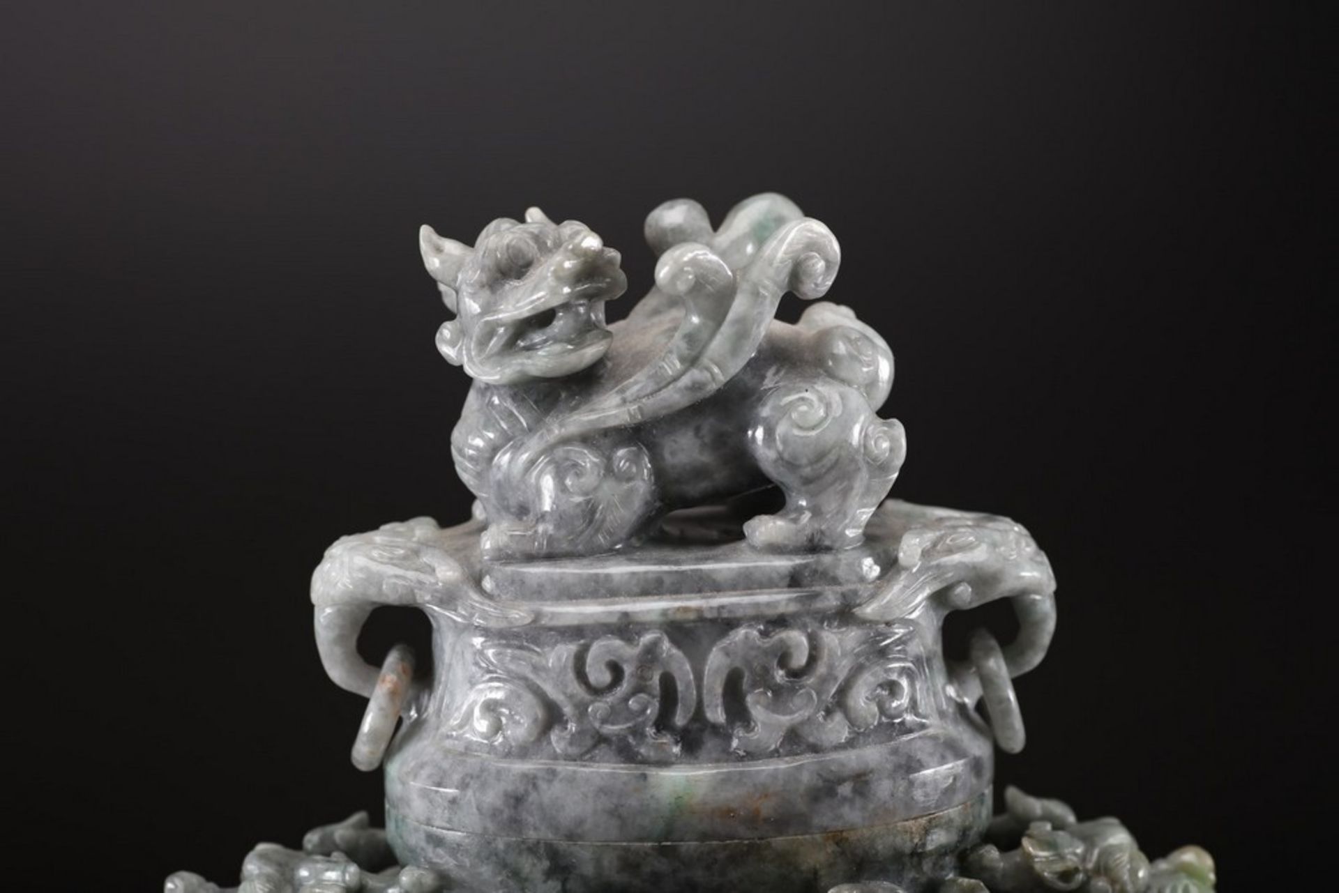 Arte Cinese A grey jadeite carved vase with archaic shape and decoration of taotie masks, chilong s - Image 2 of 5