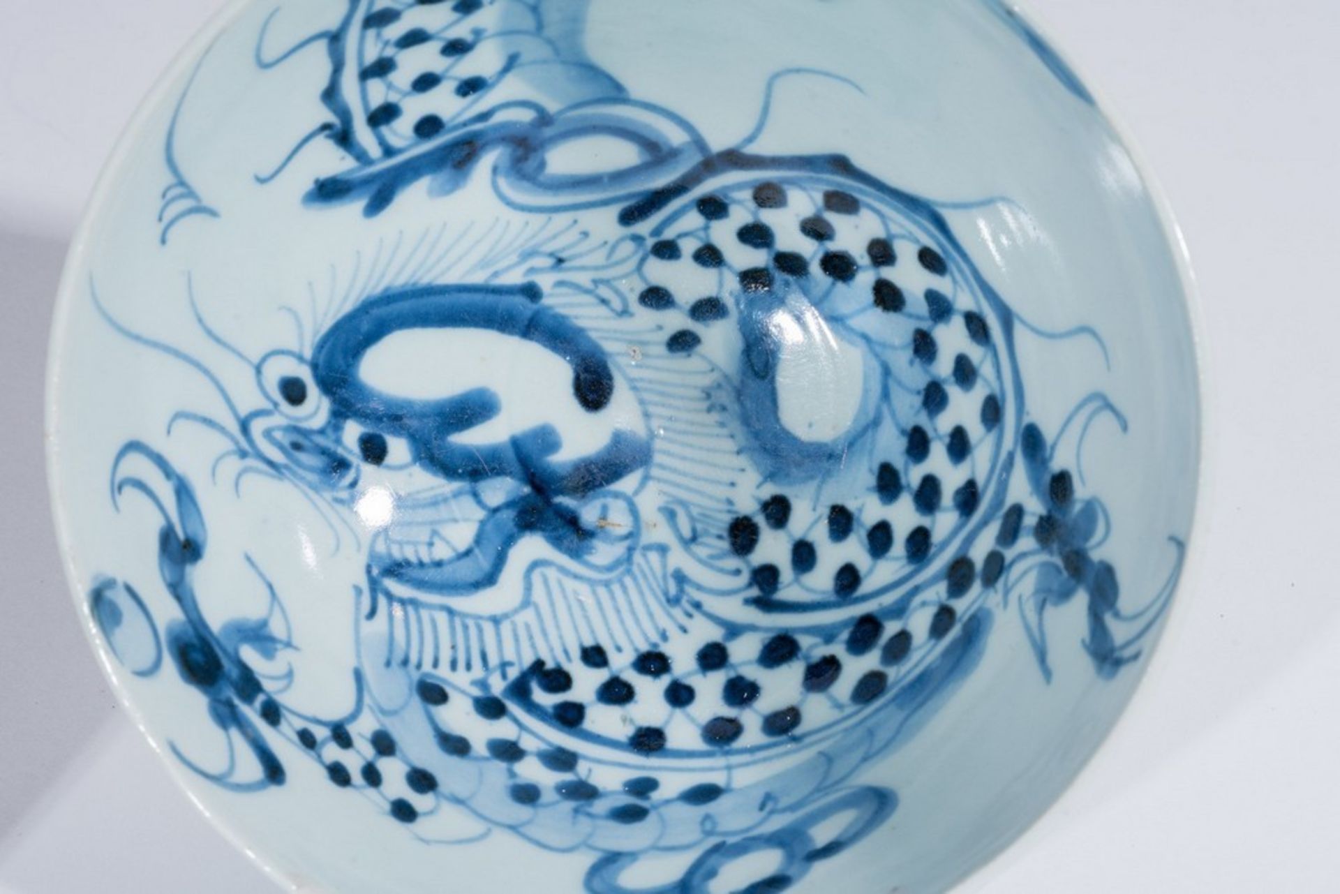 Arte Cinese Two blue and white porcelain bowls painted with dragon and flowers under transparent gl - Image 3 of 4