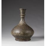Arte Indiana A bronze surahi flask engraved with flowers Northern India, 19th century .