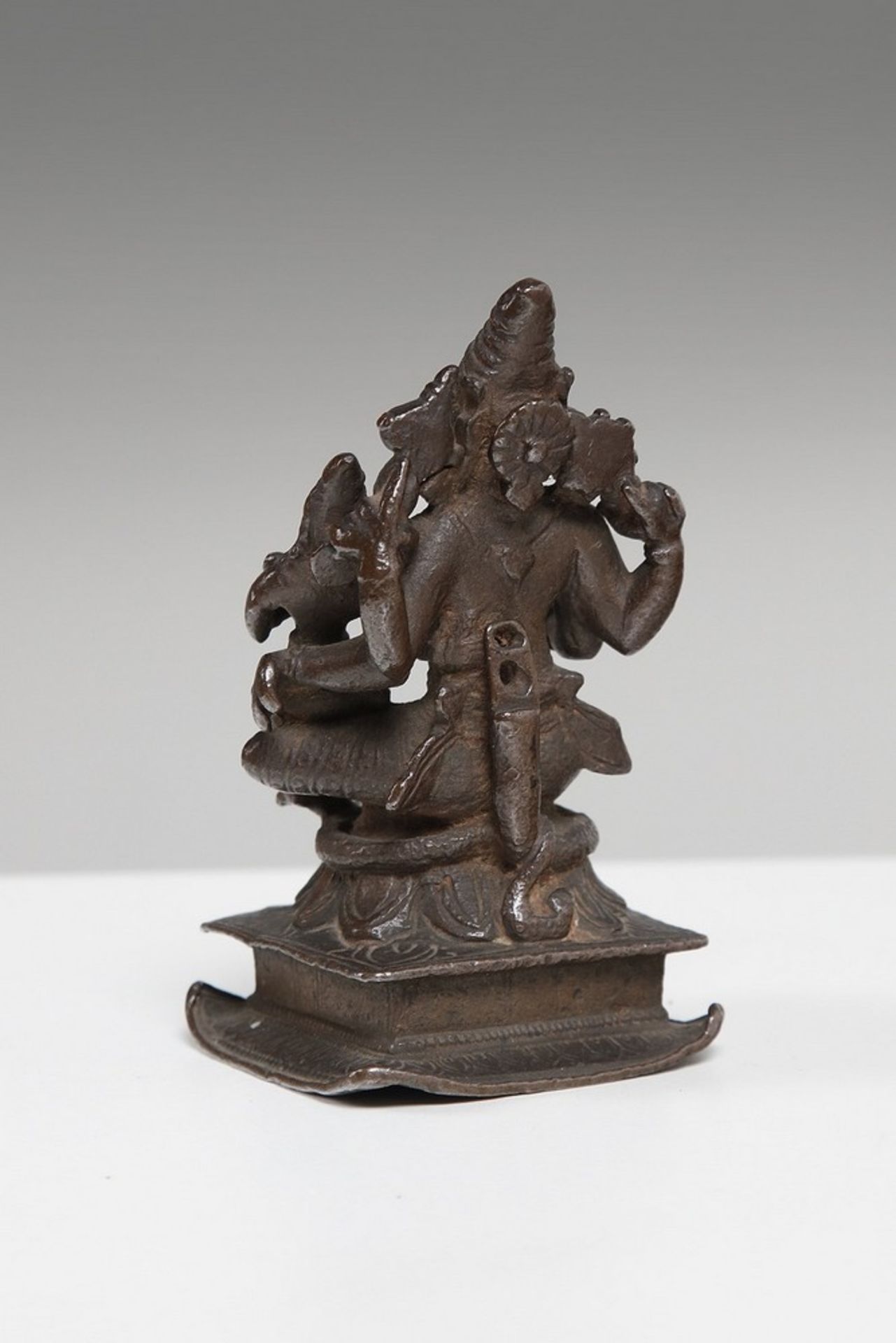 Arte Indiana A bronze figure of Narasimha with Lakshmi Southern India, 17th century . - Image 3 of 3