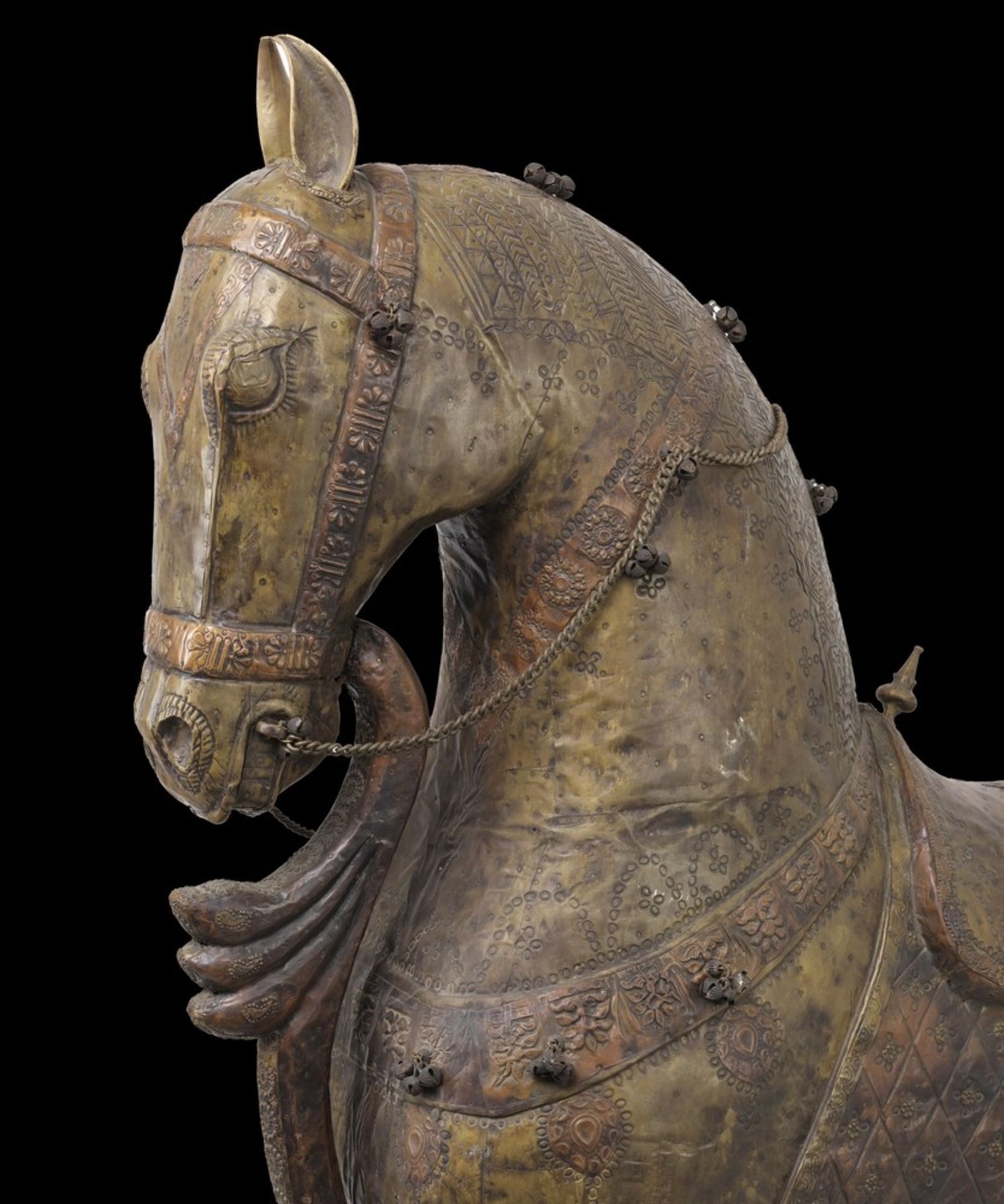 Arte Indiana A highly decorative large wooden horse coated with embossed and engraved copper sheetN - Image 4 of 4