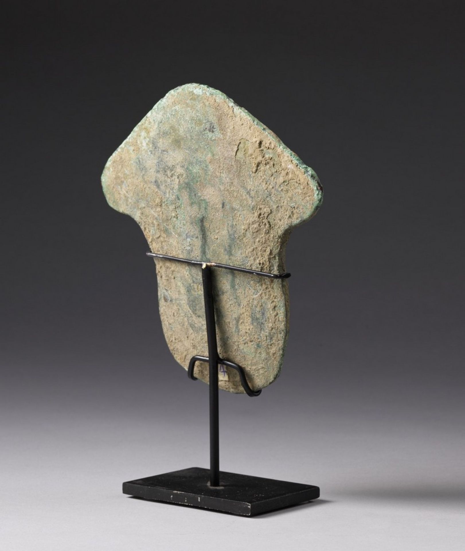 Arte Indiana An arrow shaped bronze ax head India, Indus Valley civilization, 2600-1900 b.C. - Image 3 of 3