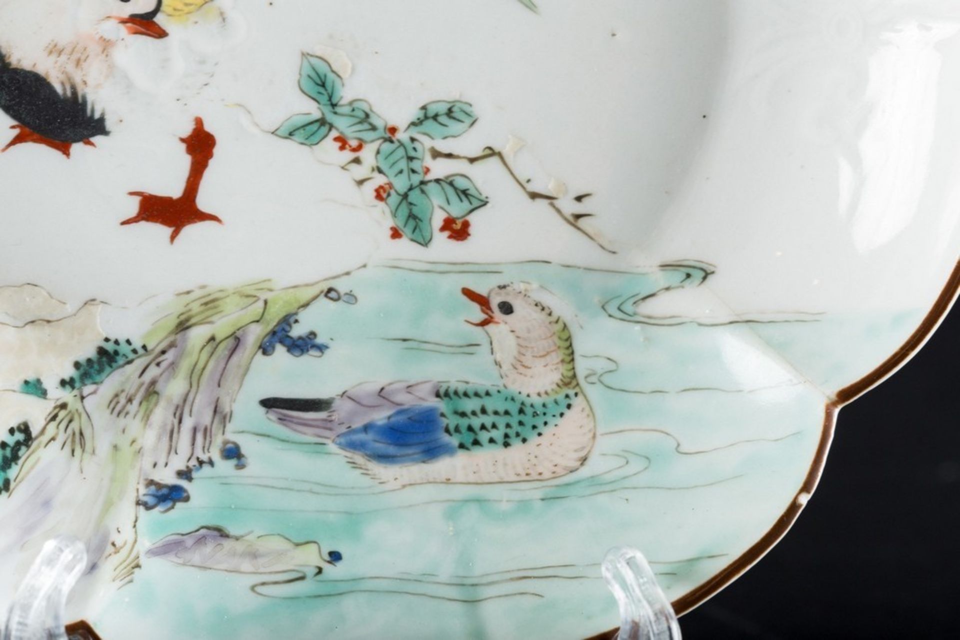 ARTE GIAPPONESE An enameled porcelain dish painted with a pond with ducksJapan, 19th century . - Image 3 of 4