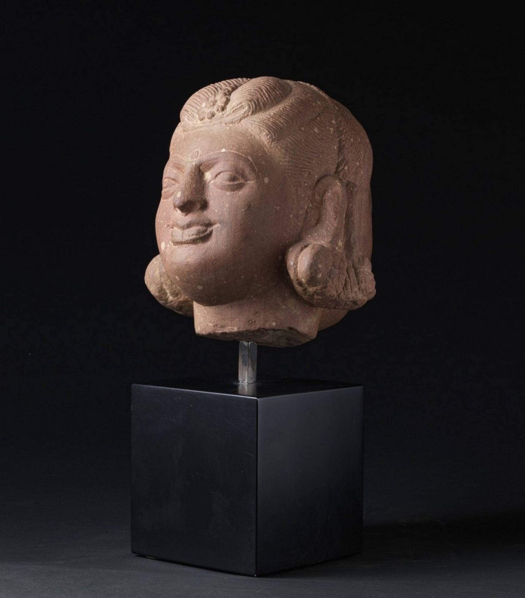 Arte Indiana A two-facetd stone female head India, Gupta period or later . - Image 2 of 5