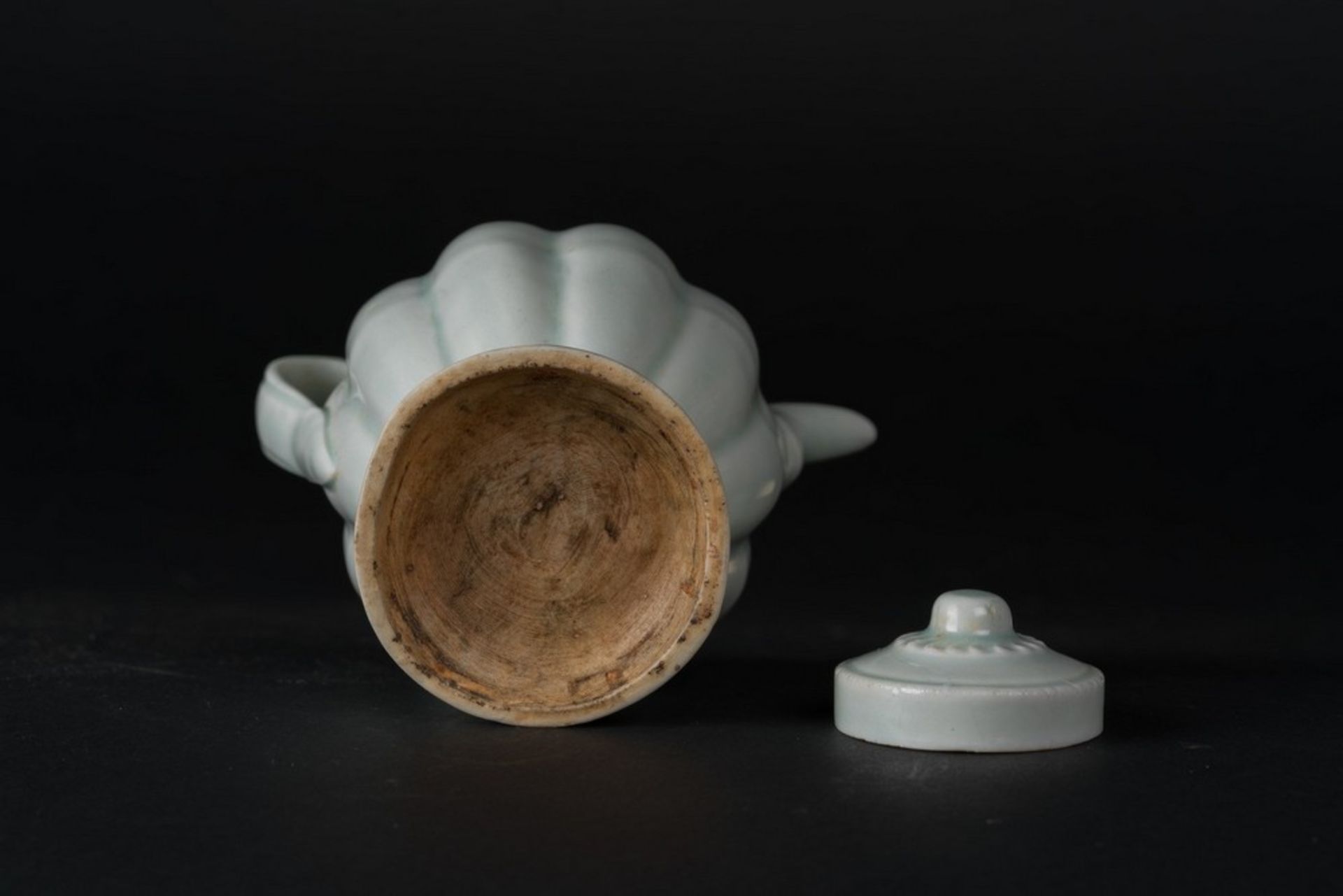 Arte Cinese A small proto porcelain Qingbai teapot and domed cover China, Song dynasty or later . - Image 3 of 3