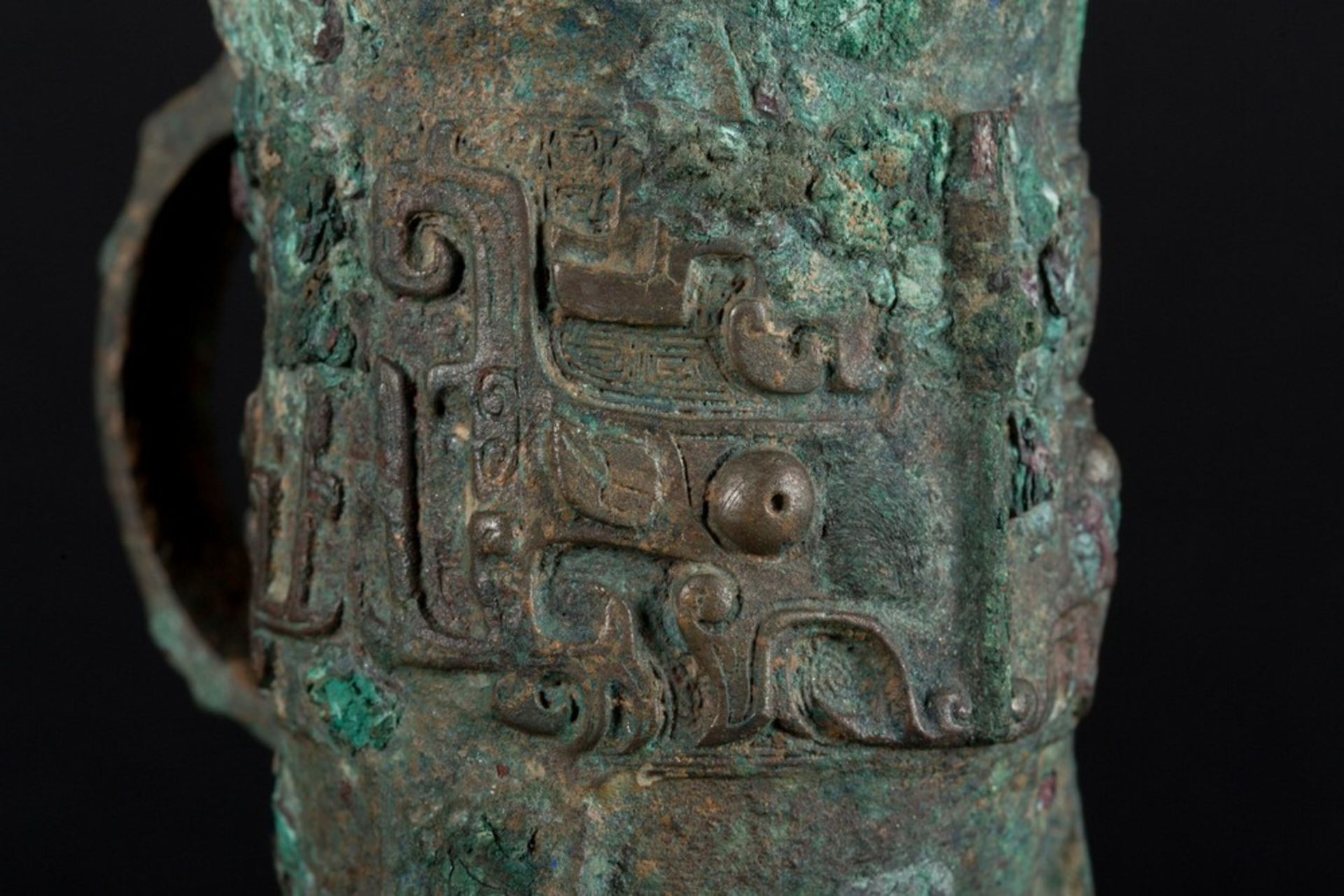 Arte Cinese A bronze tripod ritual wine vessel Jue China, Shang dynasty, or later . - Image 4 of 8