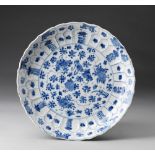Arte Cinese A blue and white porcelain dish bearing a Kangxi mark at the baseChina, Qing dynasty, 1