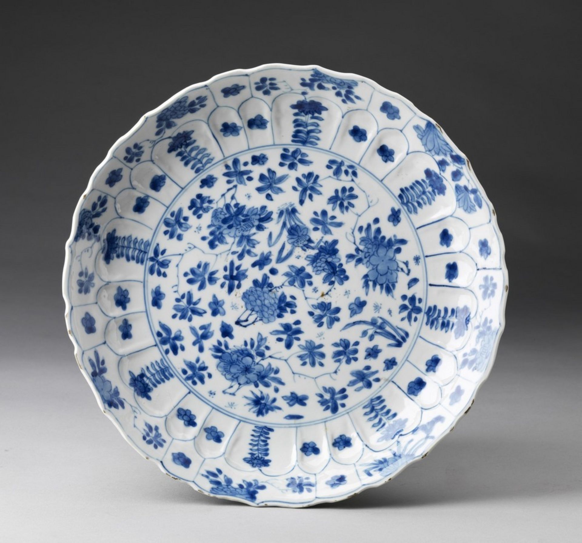 Arte Cinese A blue and white porcelain dish bearing a Kangxi mark at the baseChina, Qing dynasty, 1