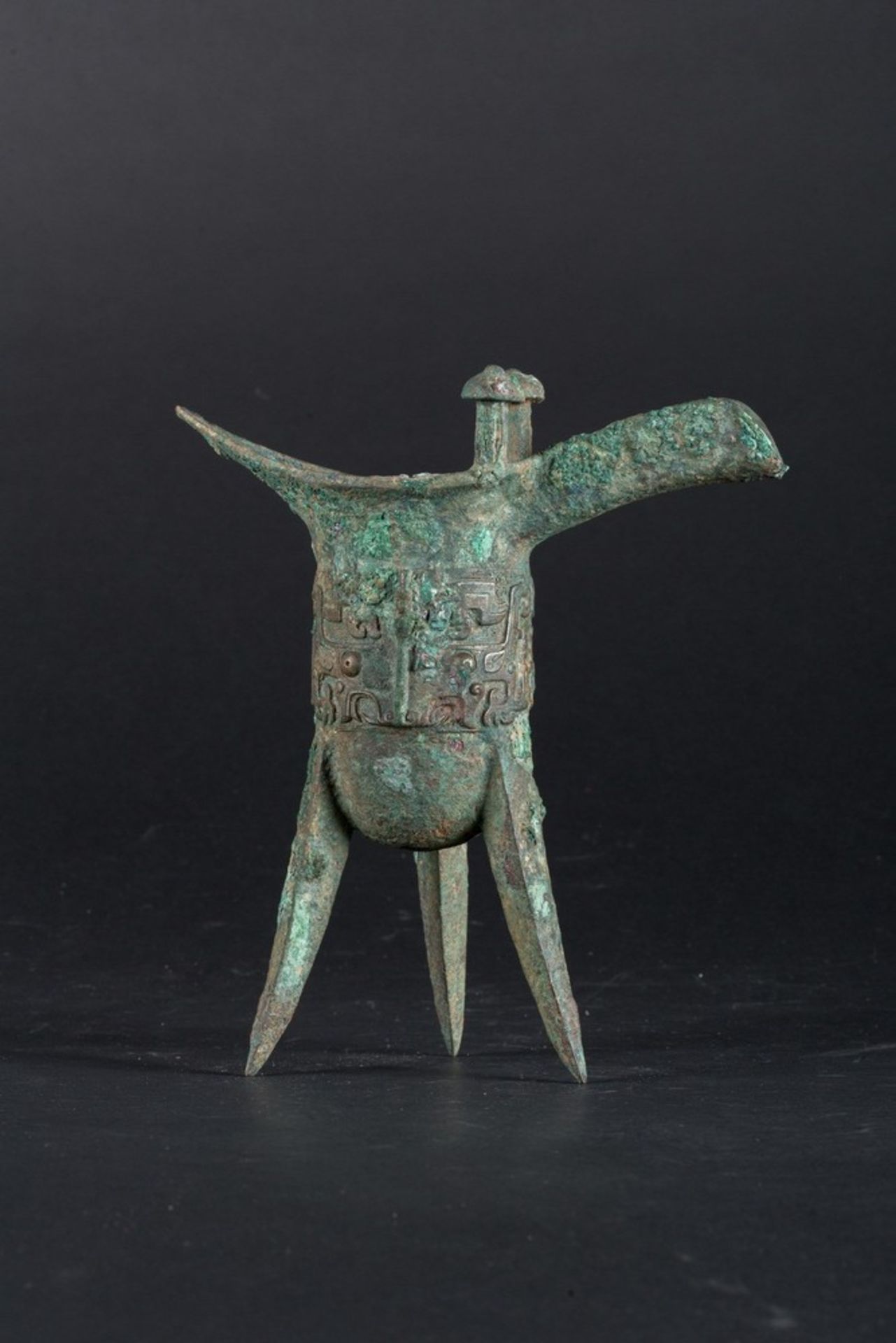 Arte Cinese A bronze tripod ritual wine vessel Jue China, Shang dynasty, or later . - Image 3 of 8