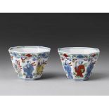 Arte Cinese A pair of wucai porcelain cups China, Qing dynasty, 18th century (?) .