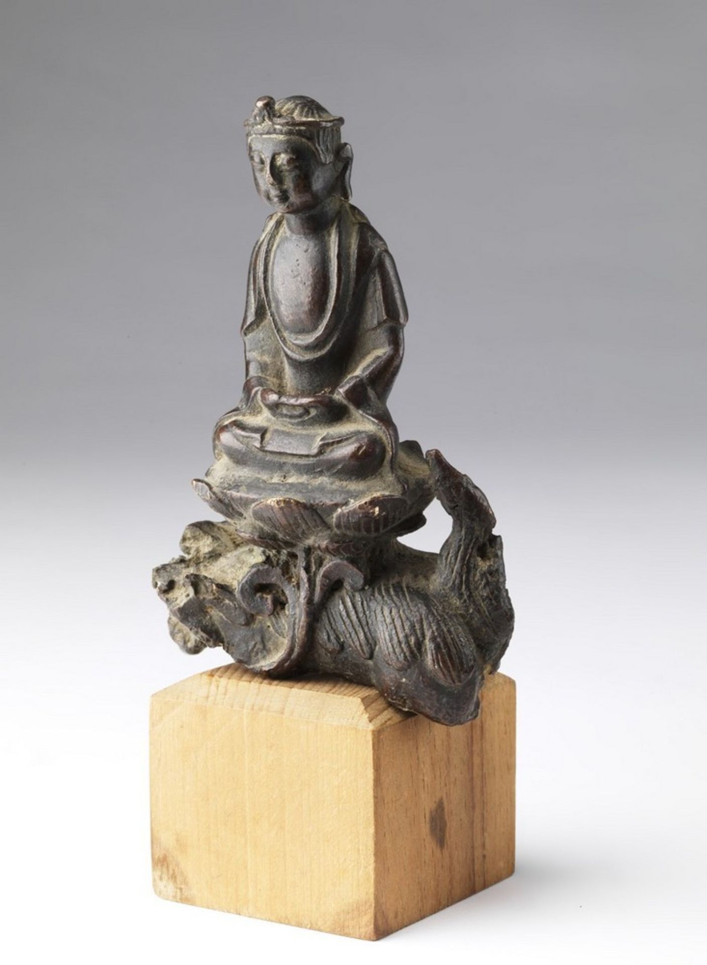 Arte Cinese A small bronze fragment portraying Manjusri seated on a lion China, Ming dynasty, 16th - Image 2 of 4