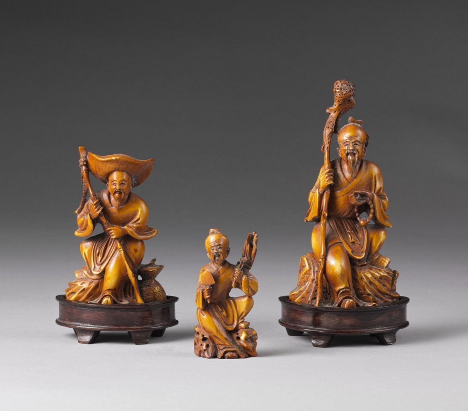 Arte Cinese A group of ivory carved figures China, early 20th century .