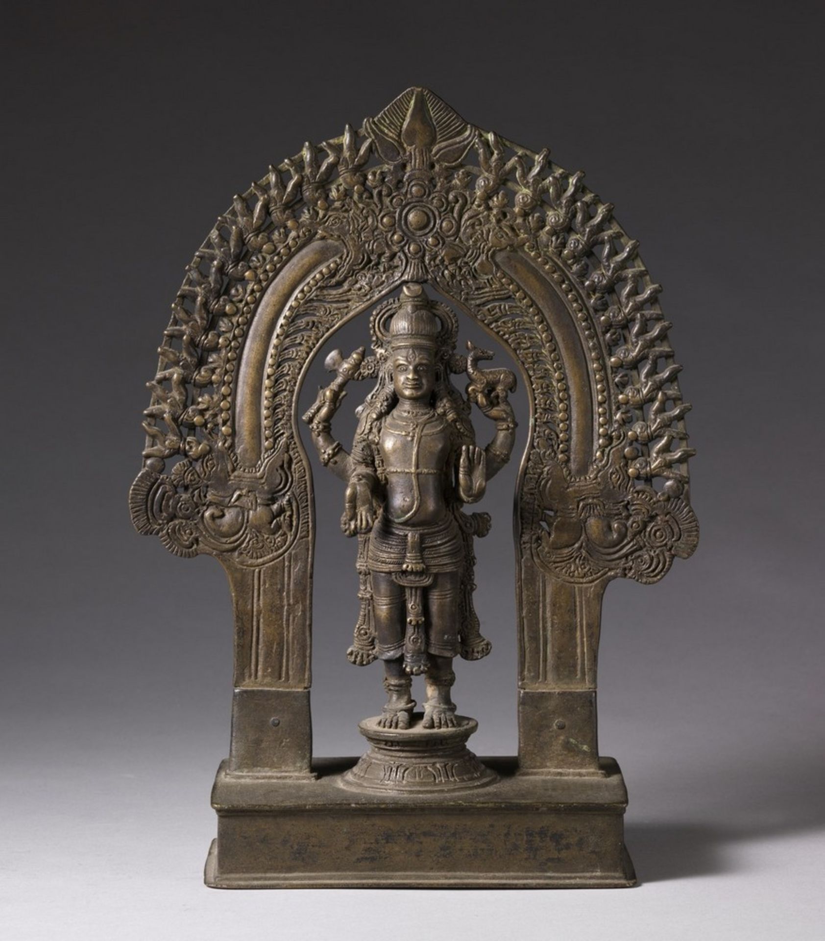 Arte Indiana A bronze Vishnu altar India, Kerala, late 18th century .