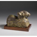 Arte Cinese A zoomorphic bronze crouched figure China, 20th century .