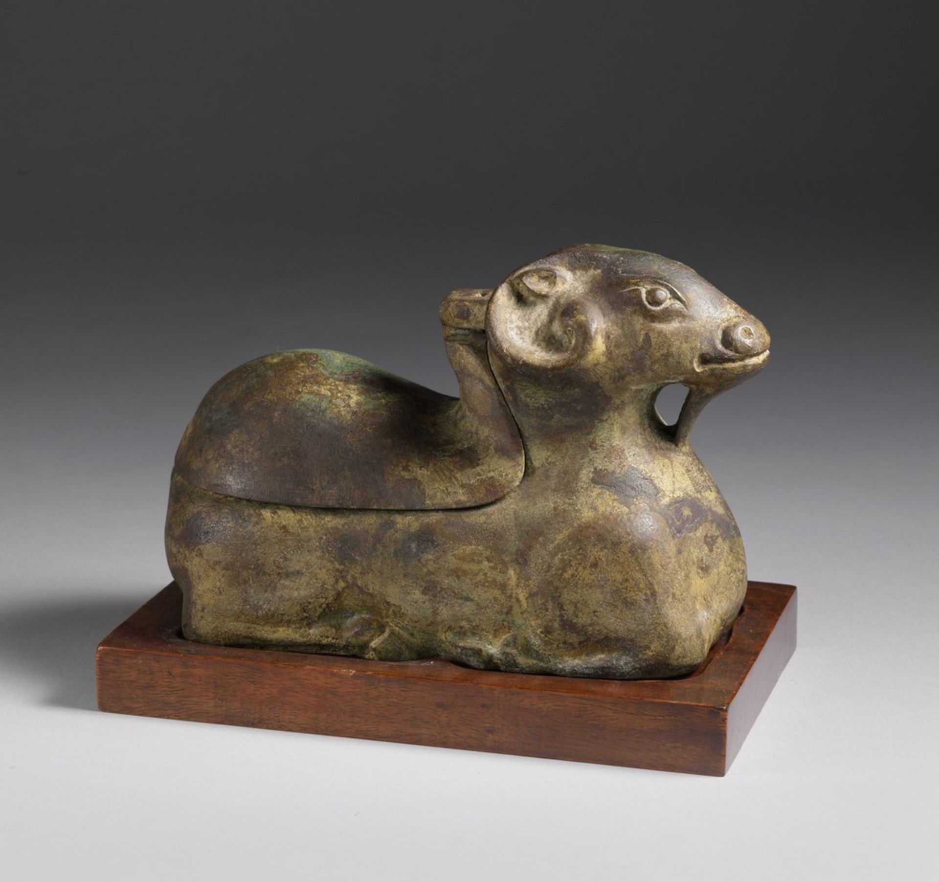 Arte Cinese A zoomorphic bronze crouched figure China, 20th century .