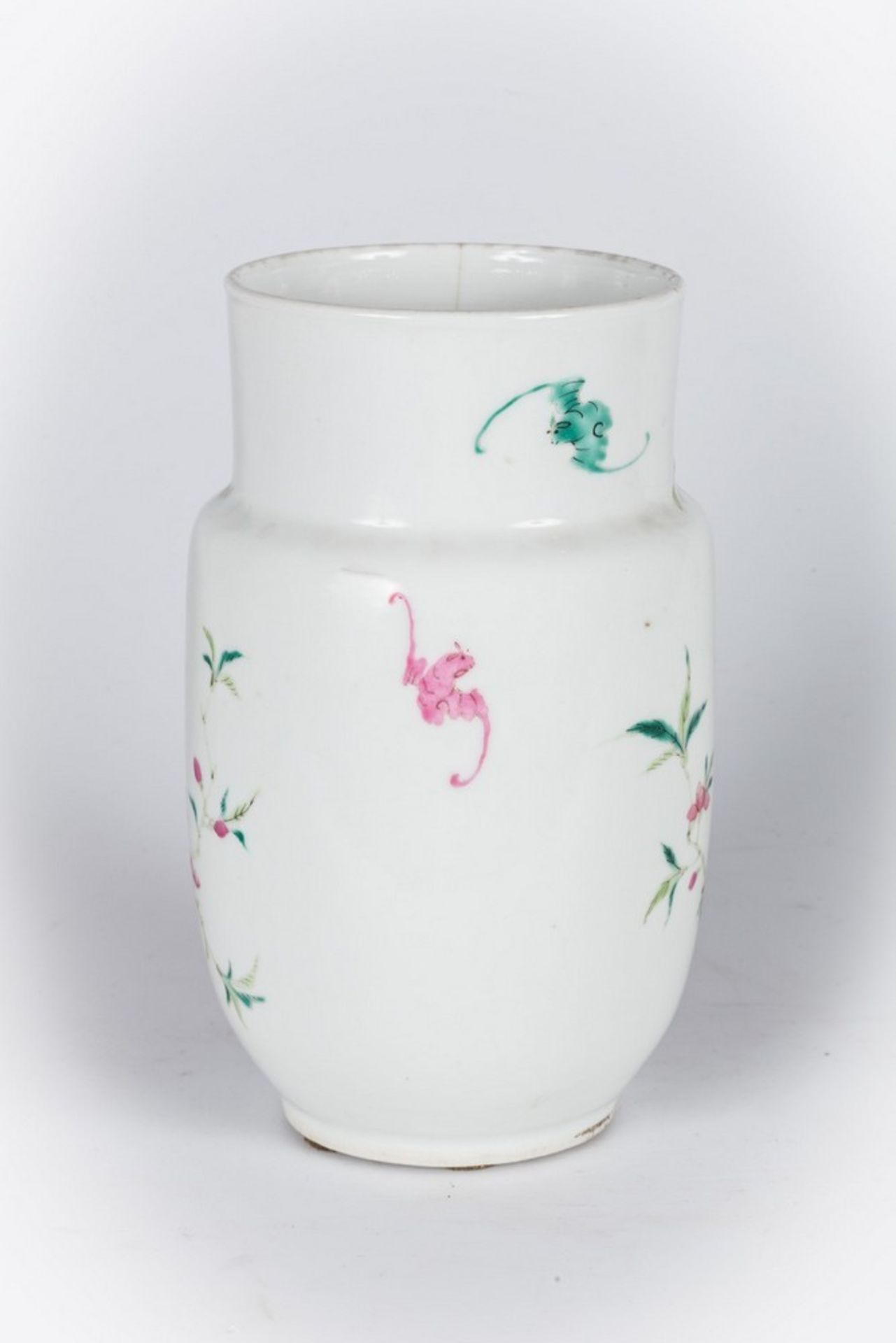 Arte Cinese A porcelain famille rose vase painted with peaches and a bat and bearing a mark at the - Image 2 of 4