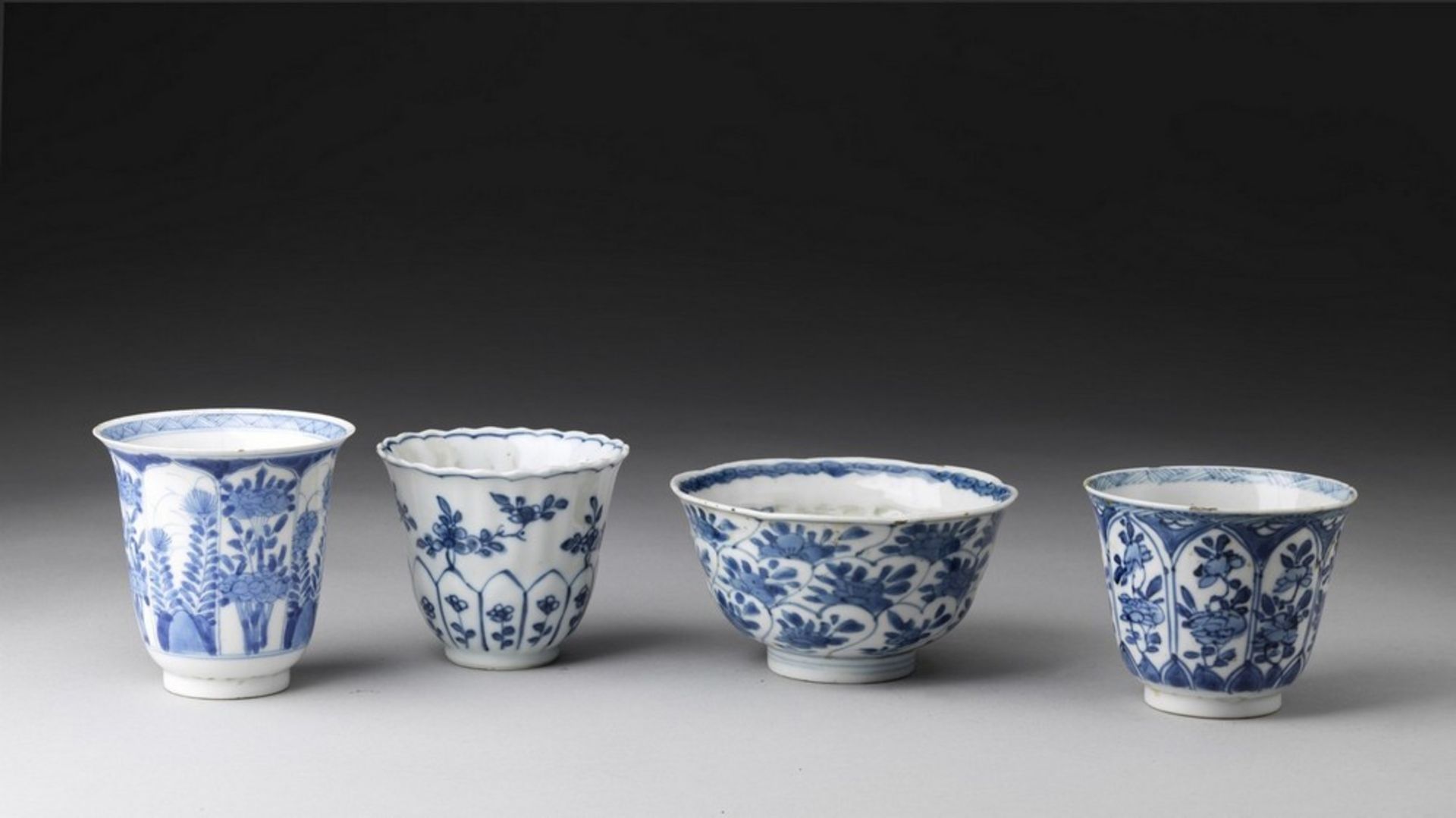 Arte Cinese A group of four blue and white porcelain bowl and cups China, Qing dynasty, early 17th