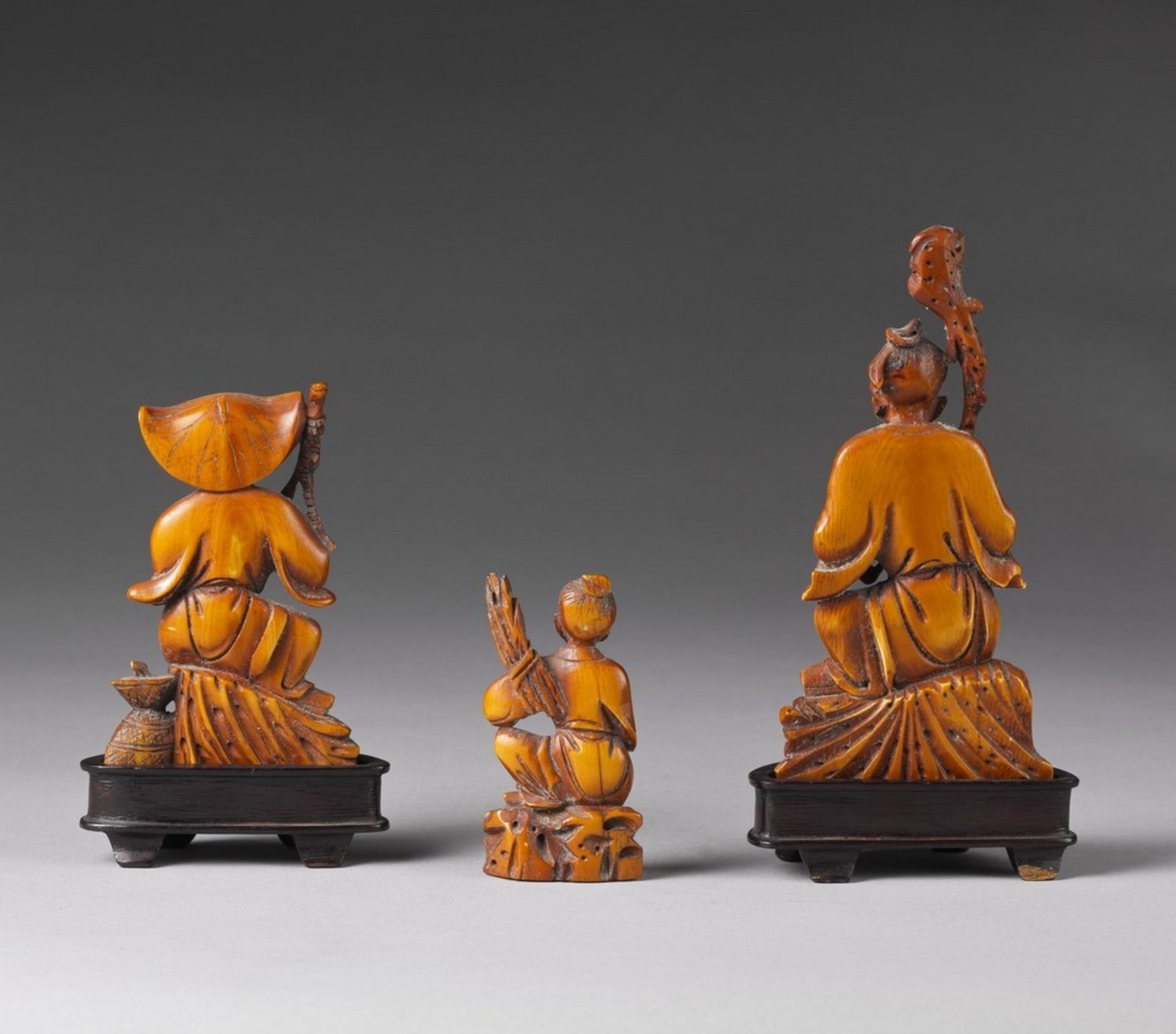 Arte Cinese A group of ivory carved figures China, early 20th century . - Image 3 of 3