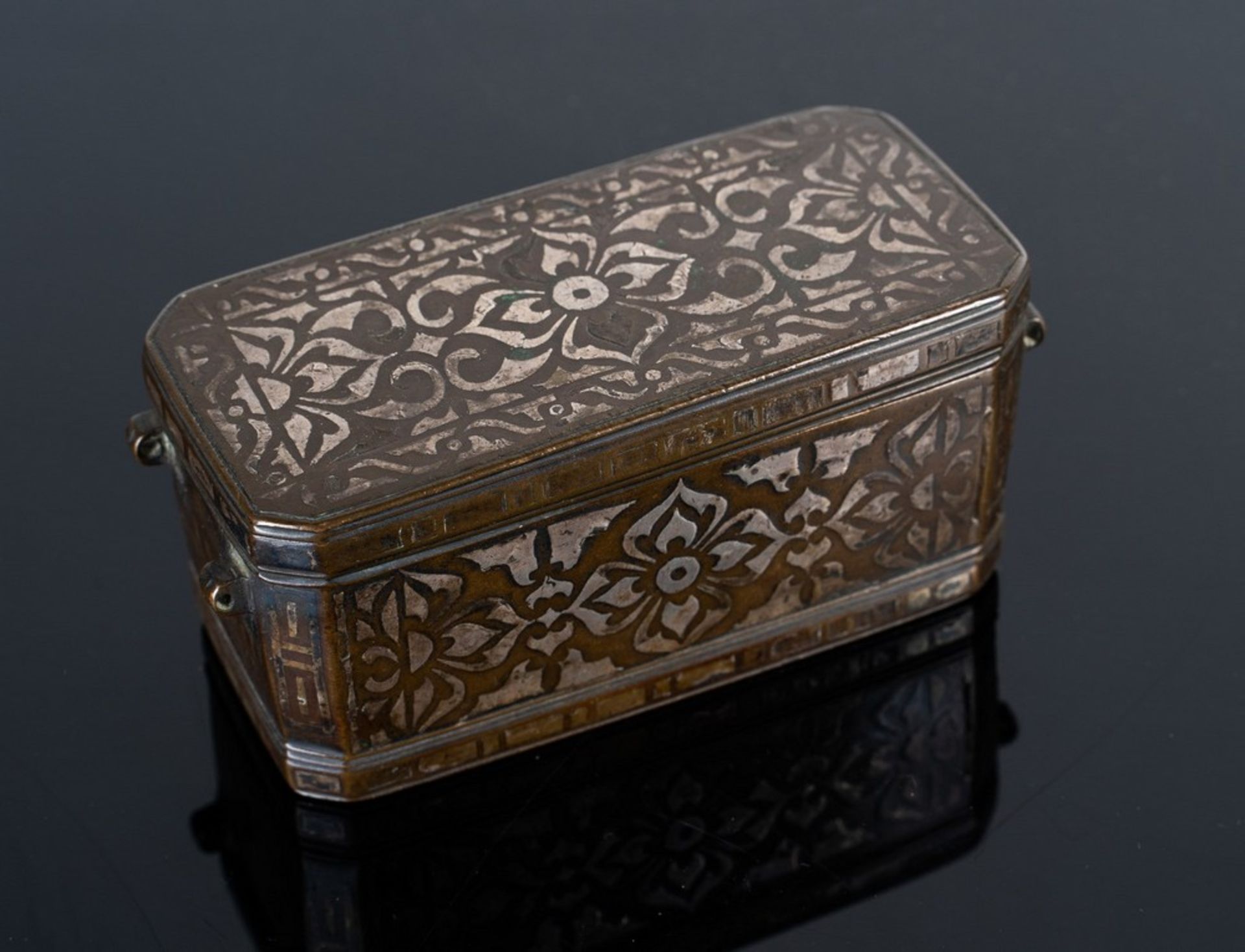 Arte Islamica A metal betel box with floral silver inlays Philippines, 19th century .