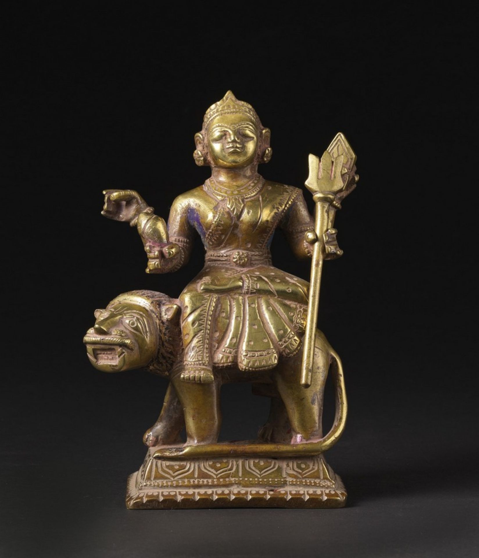 Arte Indiana A bronze figure of Durga over the lion India, Orissa, 19th -20th century .