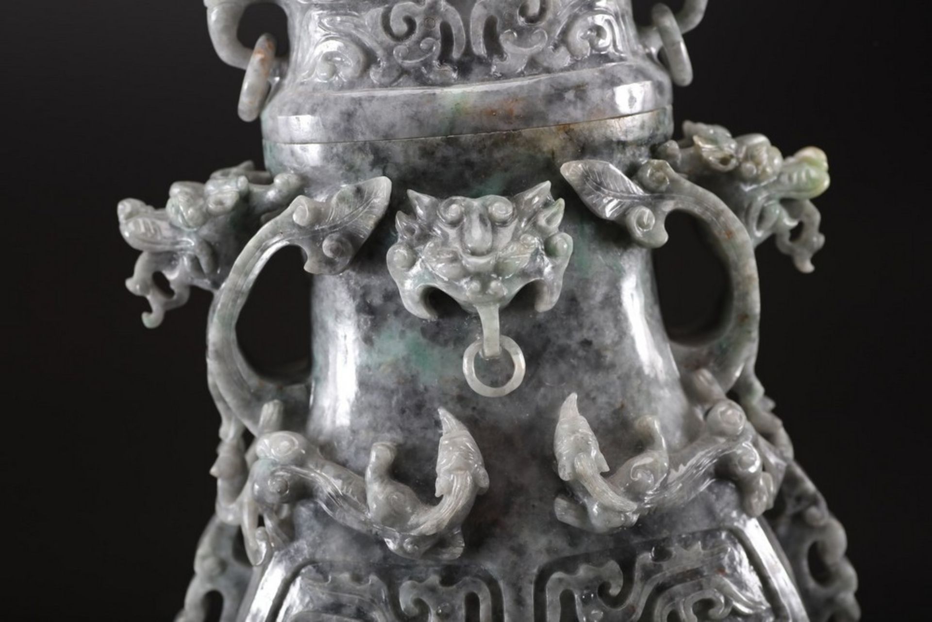 Arte Cinese A grey jadeite carved vase with archaic shape and decoration of taotie masks, chilong s - Image 4 of 5