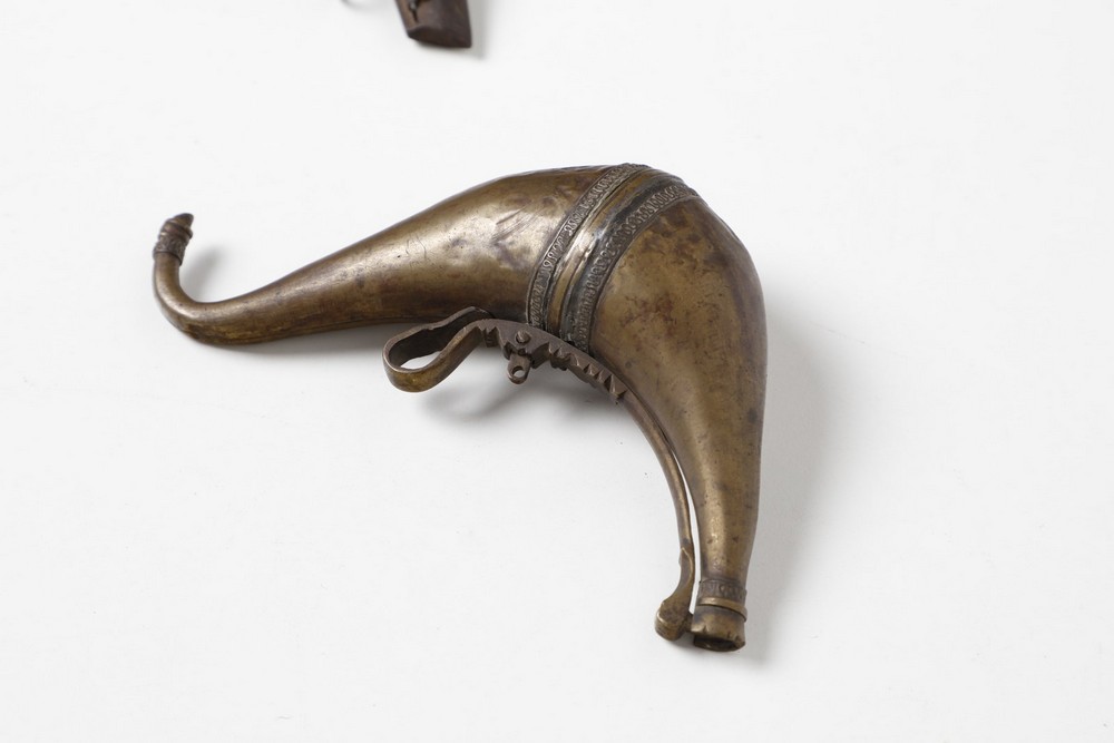 Arte Islamica Two horn shaped metal powder flasks Levant, late 19th-early 20th century . - Image 5 of 5