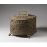 Arte Indiana A large bronze pan box and cover India, 19th century .