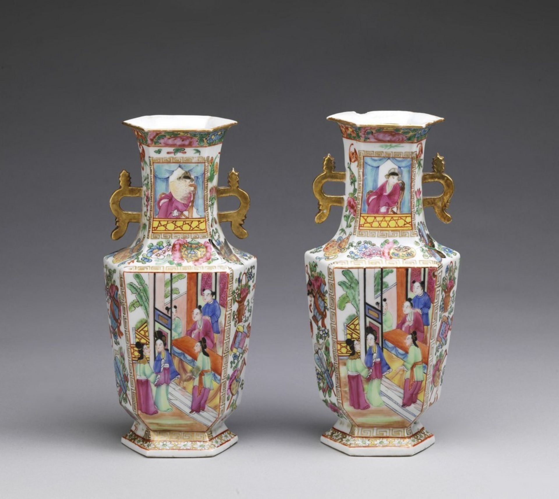 Arte Cinese A pair of porcelain Canton faceted vasesChina, Qing dynasty, early 19th century . - Image 2 of 4