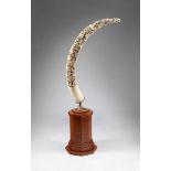 Arte Sud-Est Asiatico An impressive ivory tusk all-round finely sculpted with figures and openwork
