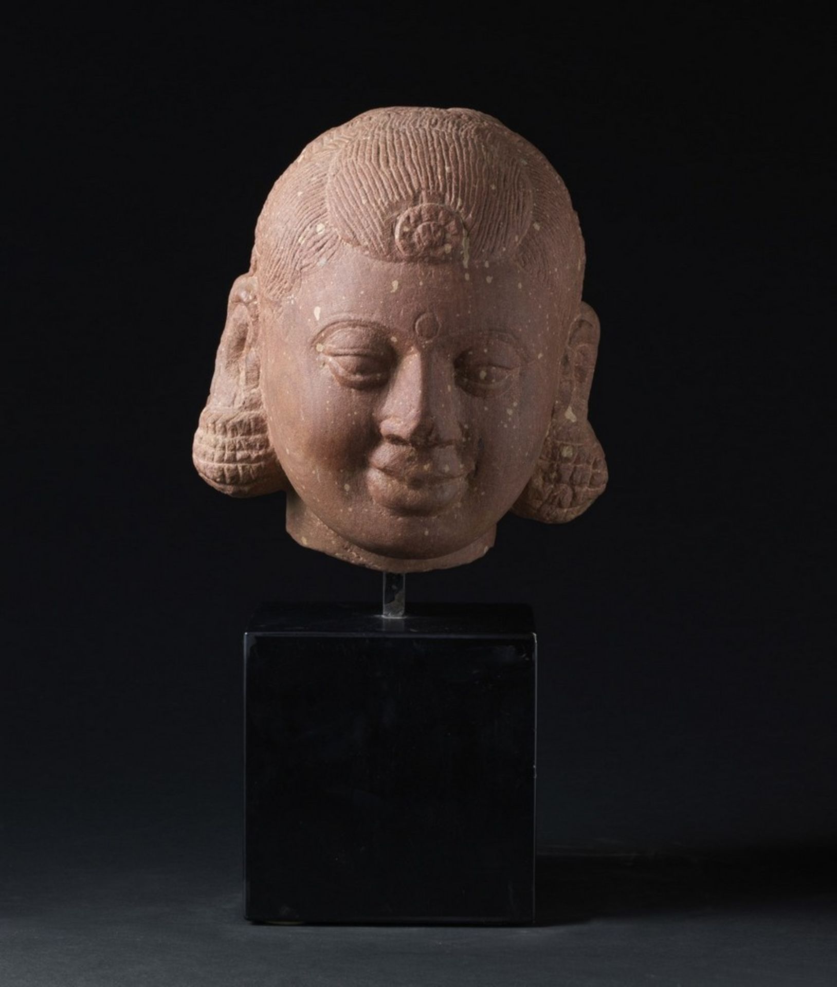Arte Indiana A two-facetd stone female head India, Gupta period or later . - Image 3 of 5