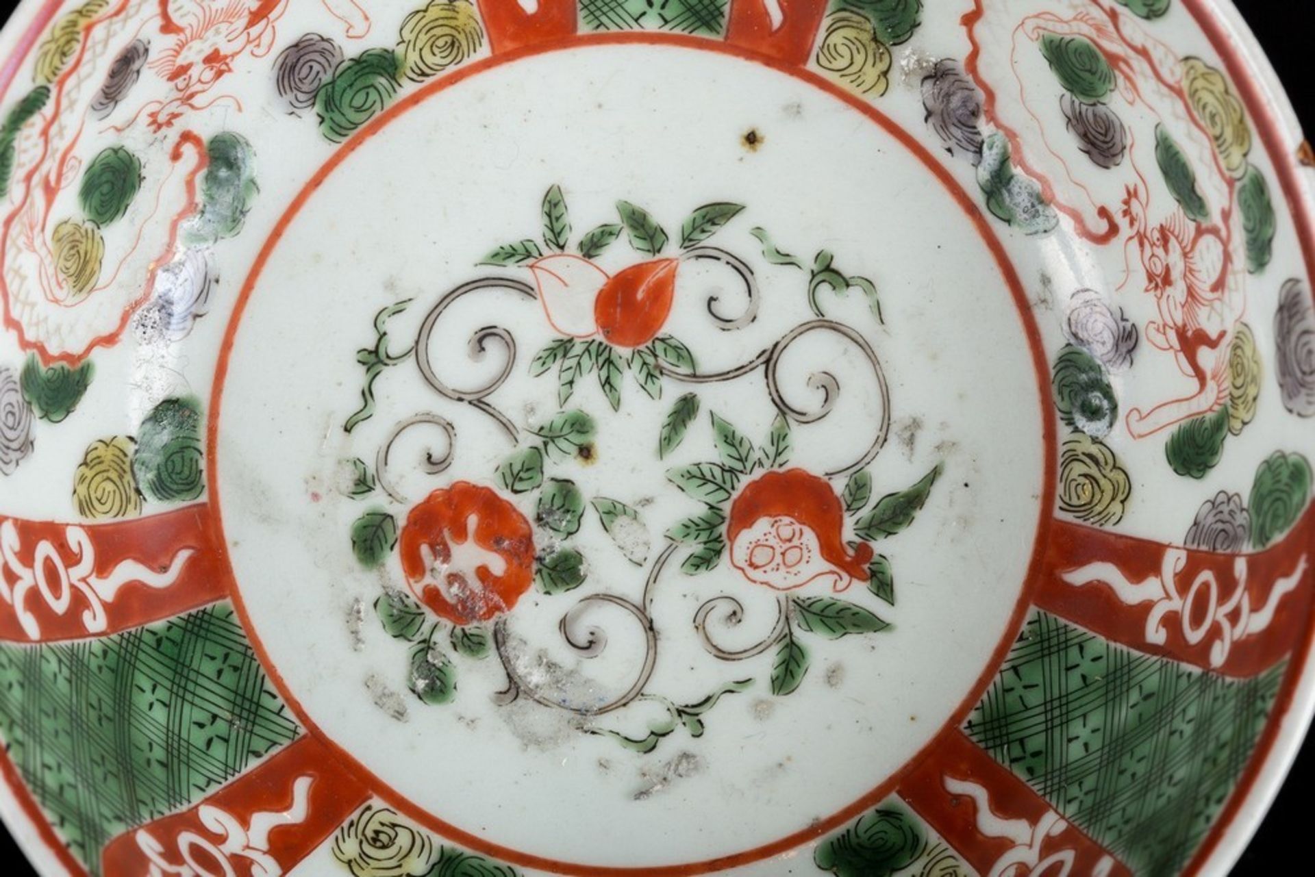 Arte Cinese A porcelain bowl enameled with dragons and vegetal motifs and bearing a mark within dou - Image 3 of 4