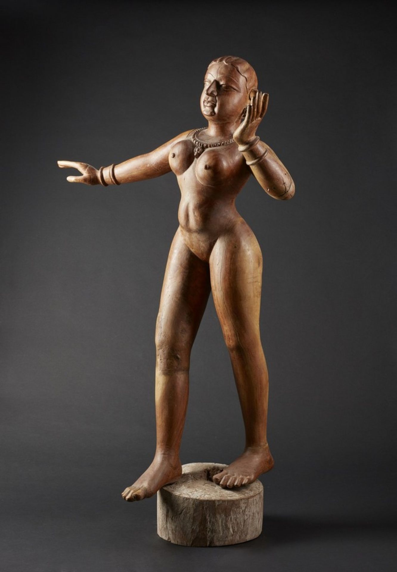 Arte Indiana  A large wooden female figure India, 19th - 20th century .