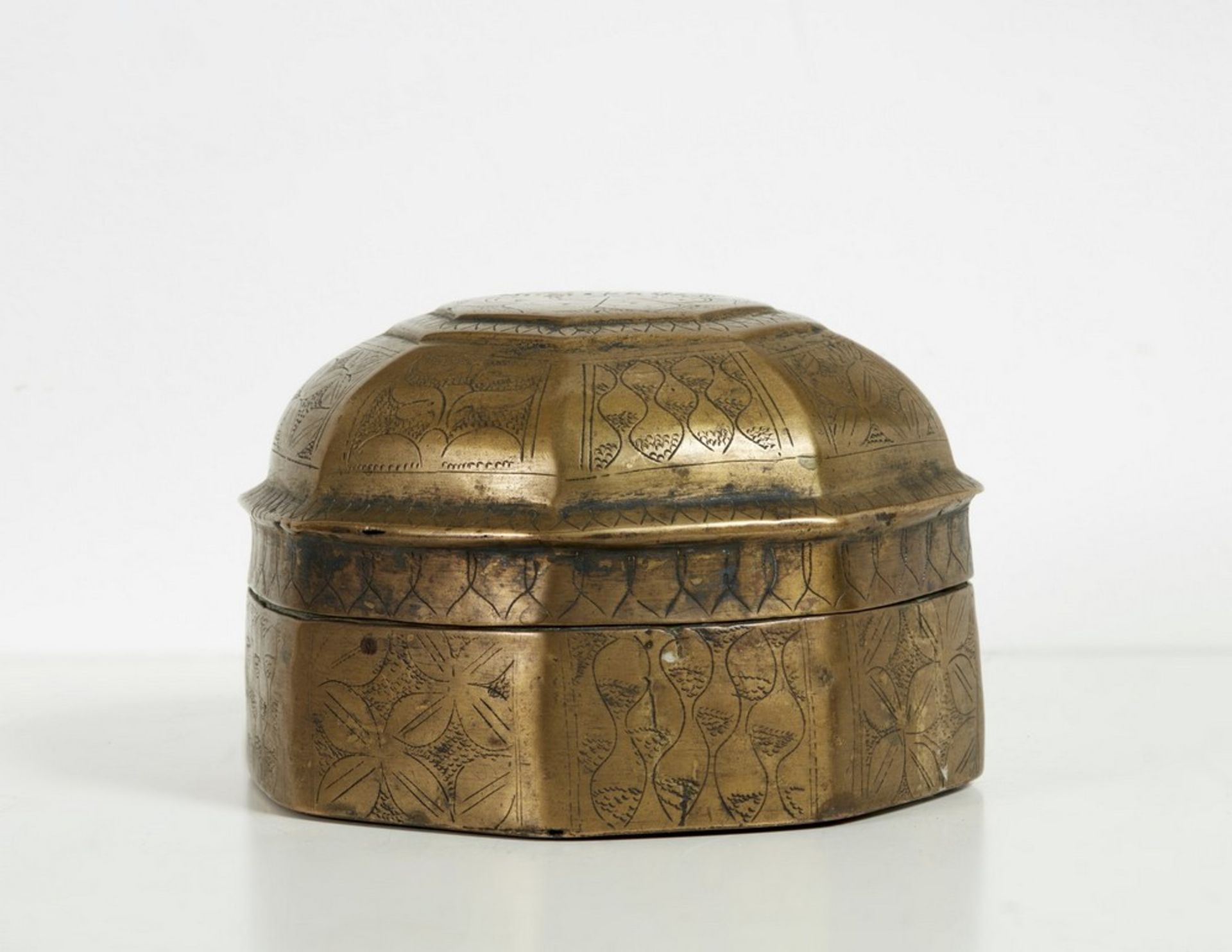 Arte Indiana A tinned copper charger, a wooden turban shelf and a bronze pan boxIndia and Levant, 1 - Image 6 of 7