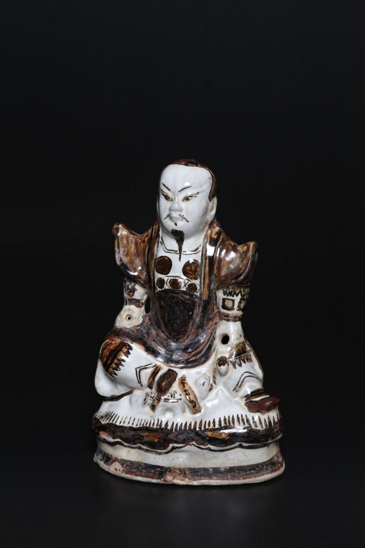 Arte Cinese A porcelain statue depicting GuandìChina, Yuan/Ming dynasty, 14th - 16th century .