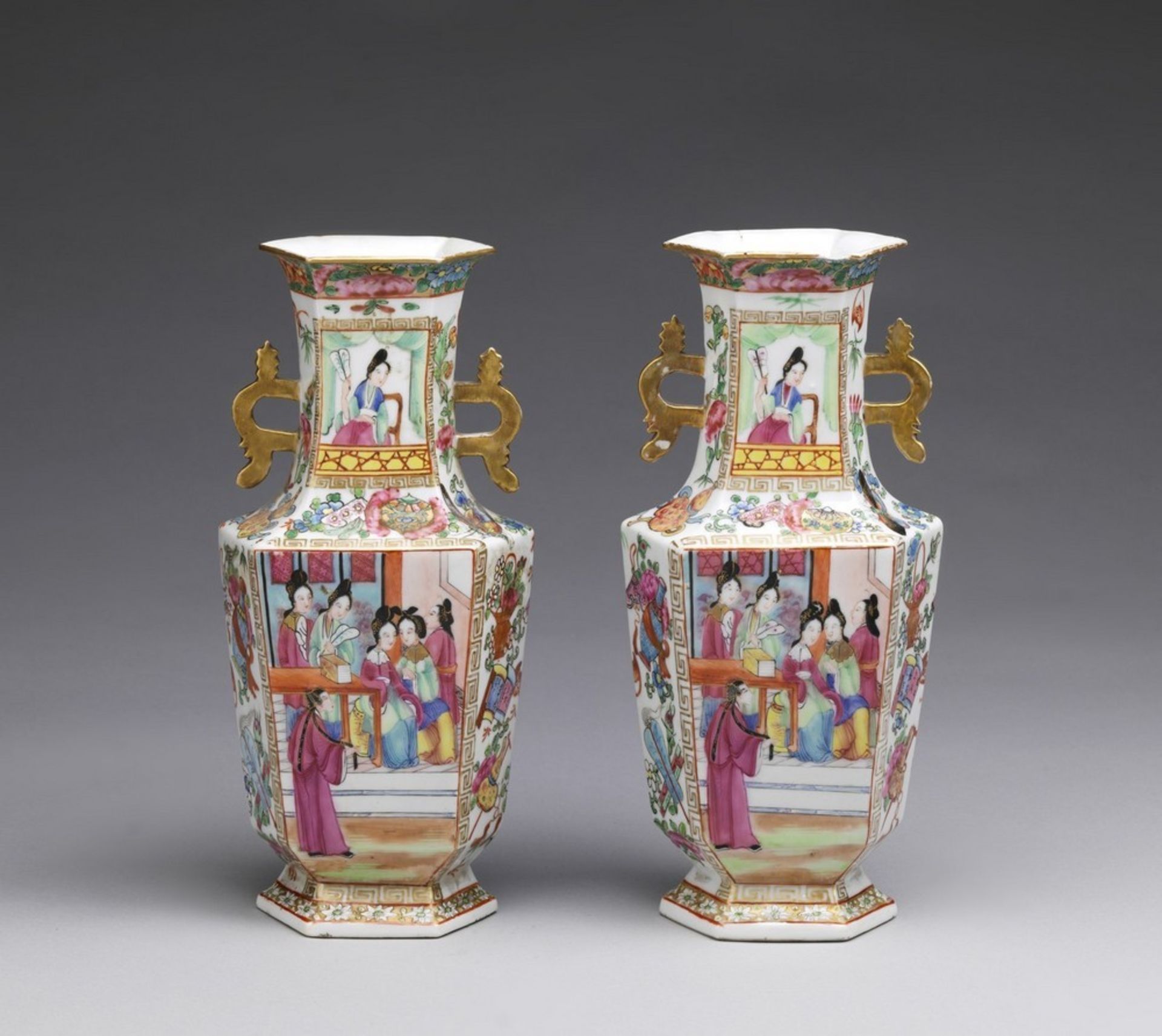 Arte Cinese A pair of porcelain Canton faceted vasesChina, Qing dynasty, early 19th century . - Image 4 of 4