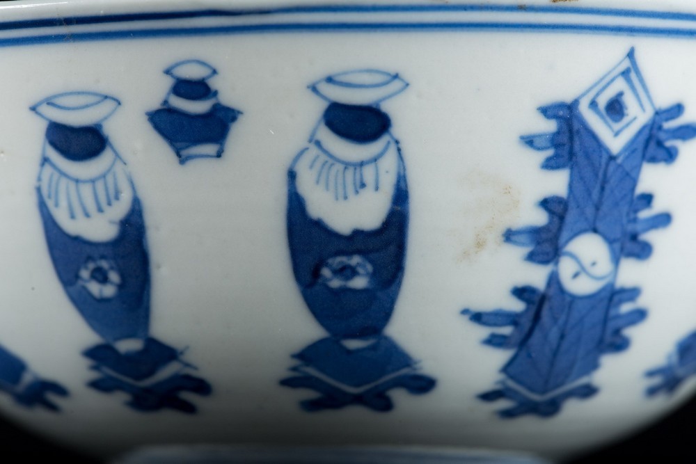 Arte Cinese A blue and white porcelain bowl painted with antiques and bearing a mark at the base Ch - Image 2 of 3
