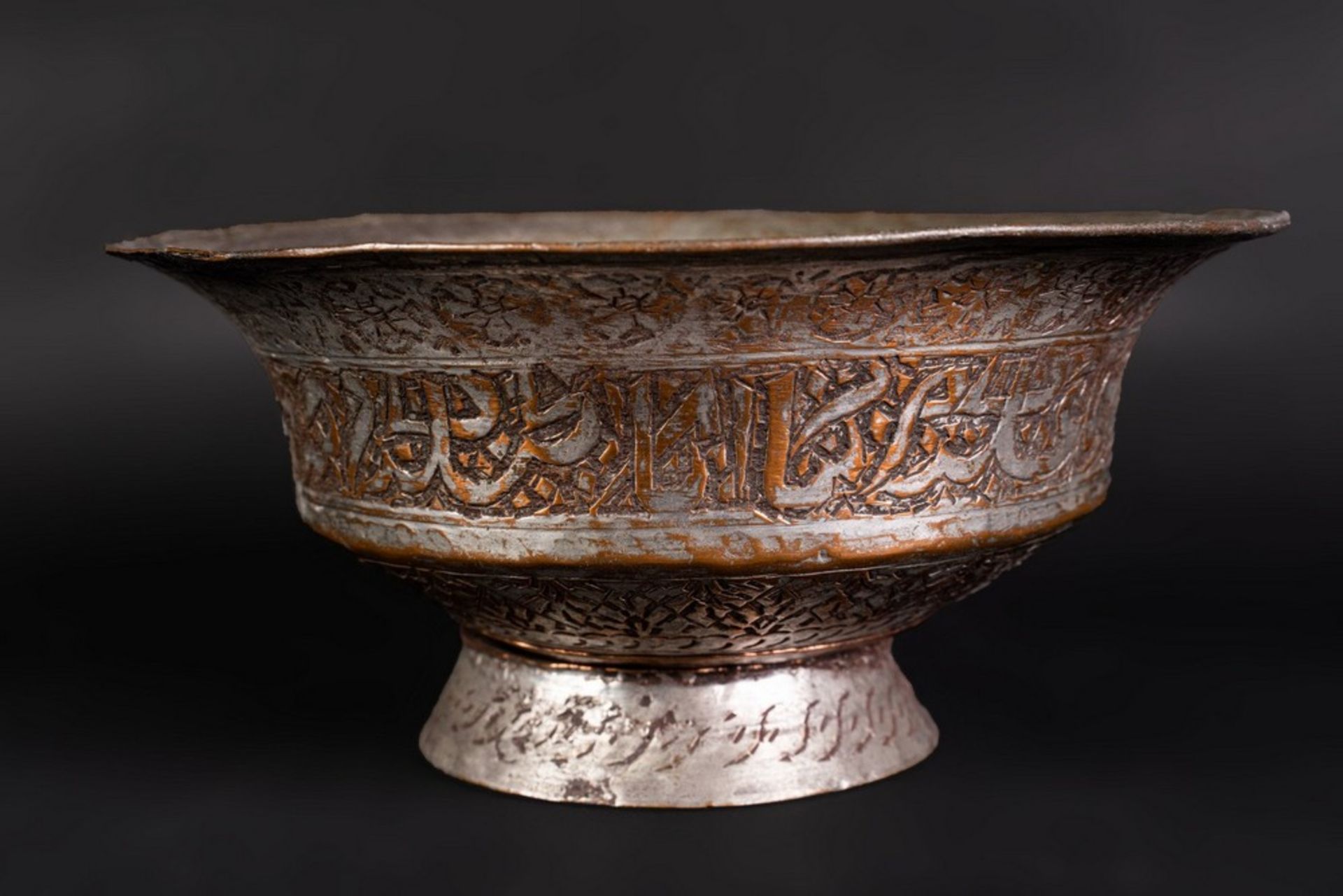 Arte Islamica An embossed tinned copper bowl with inscriptions Folk Safavid Persia, 17th-18th centu - Image 2 of 3