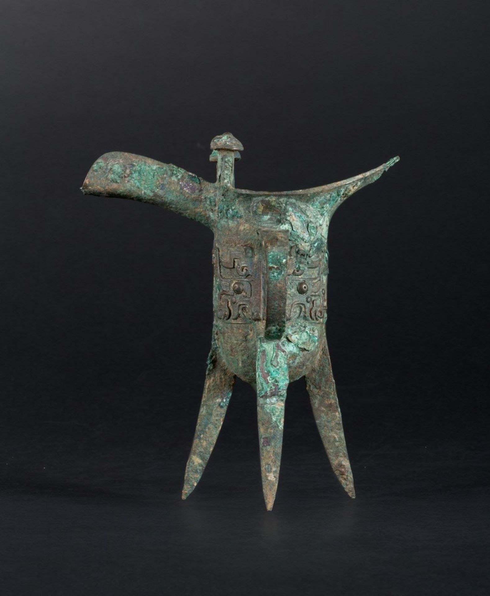 Arte Cinese A bronze tripod ritual wine vessel Jue China, Shang dynasty, or later .