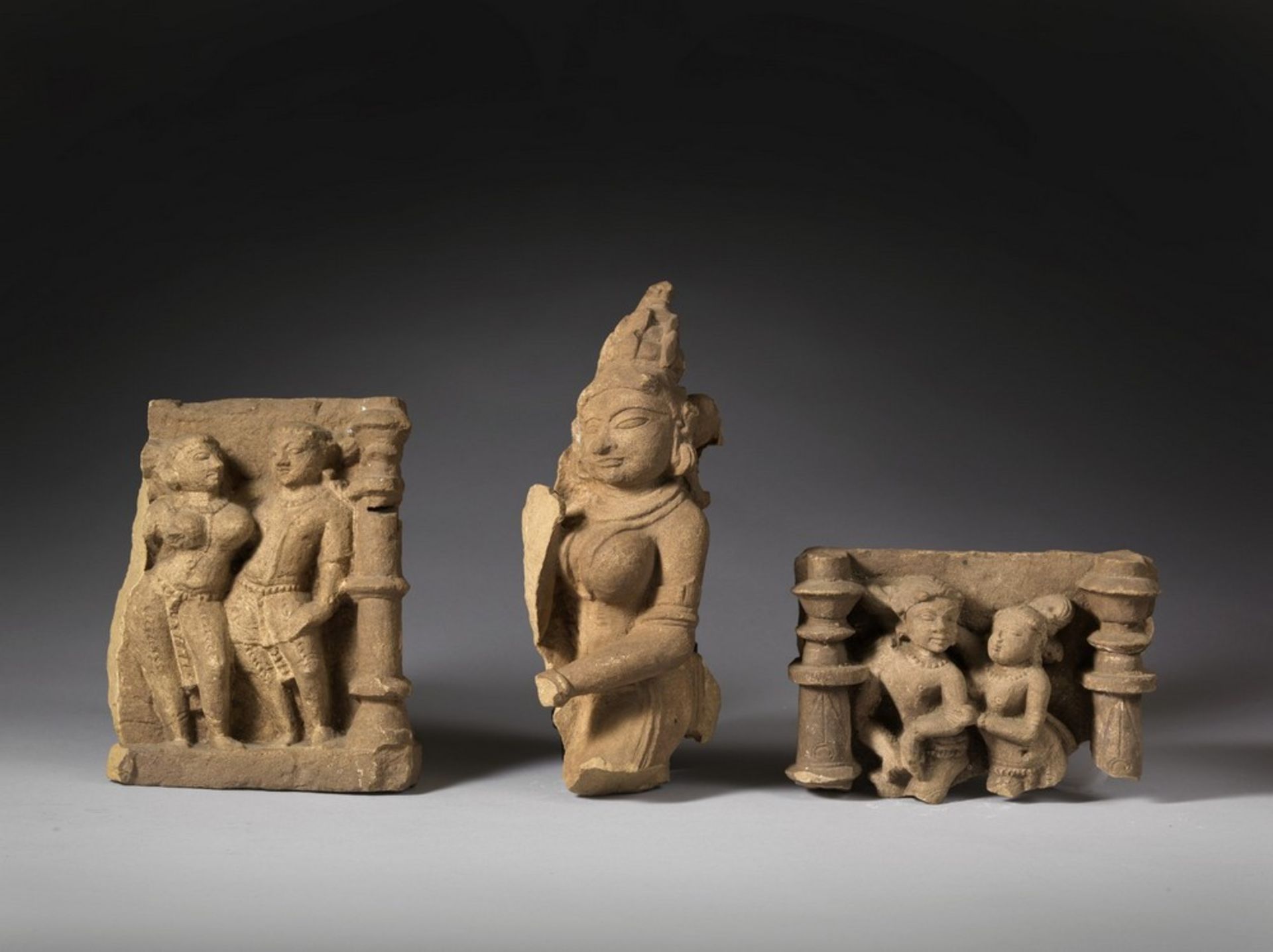 Arte Indiana Three loving couples (mithuna) stone fragments Northern India, 11th century .