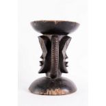 Arte africana Dan ritual stool Liberia.