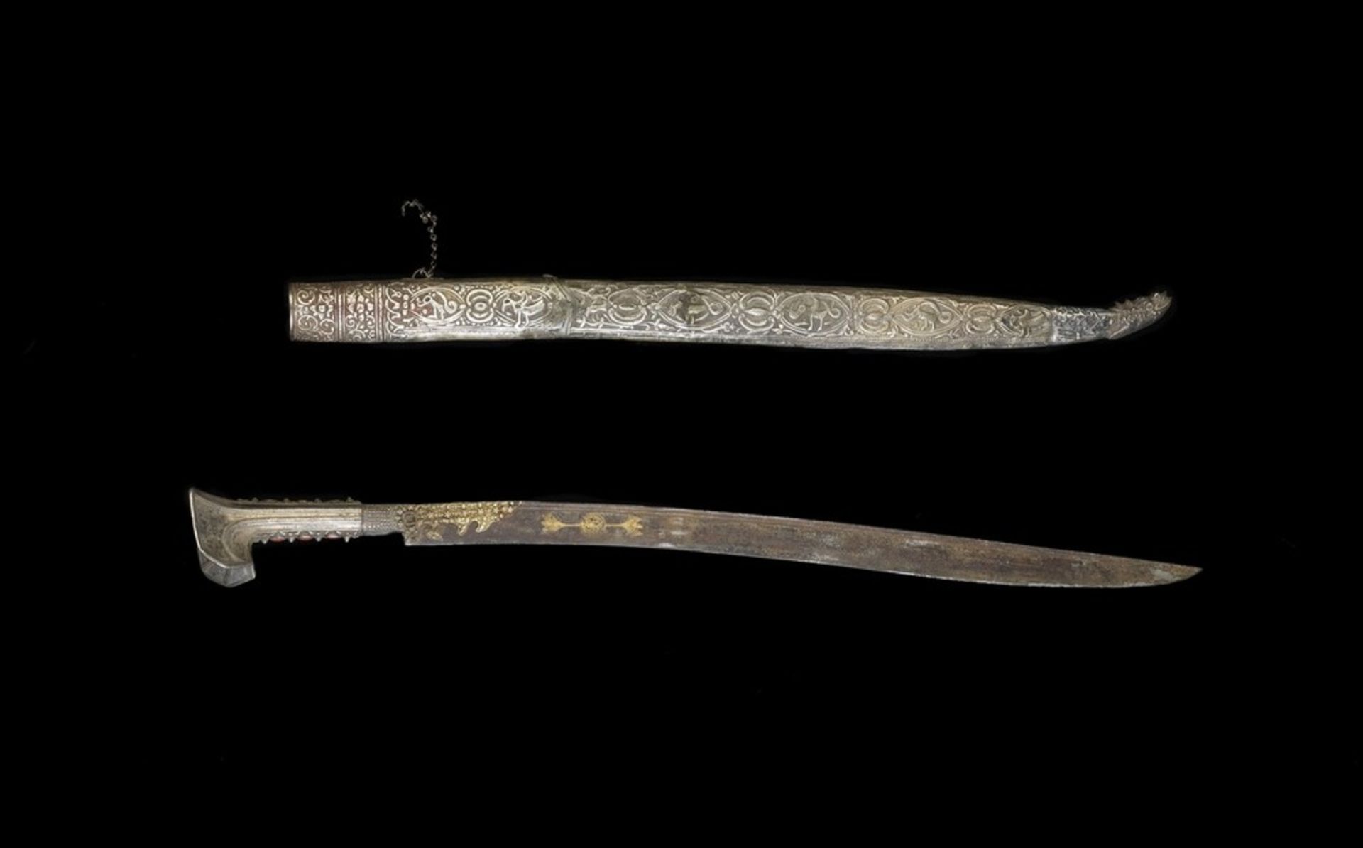 Arte Islamica An Ottoman silver and coral Yataghan with gilded inscribed and decorated blade Balcan - Image 2 of 4