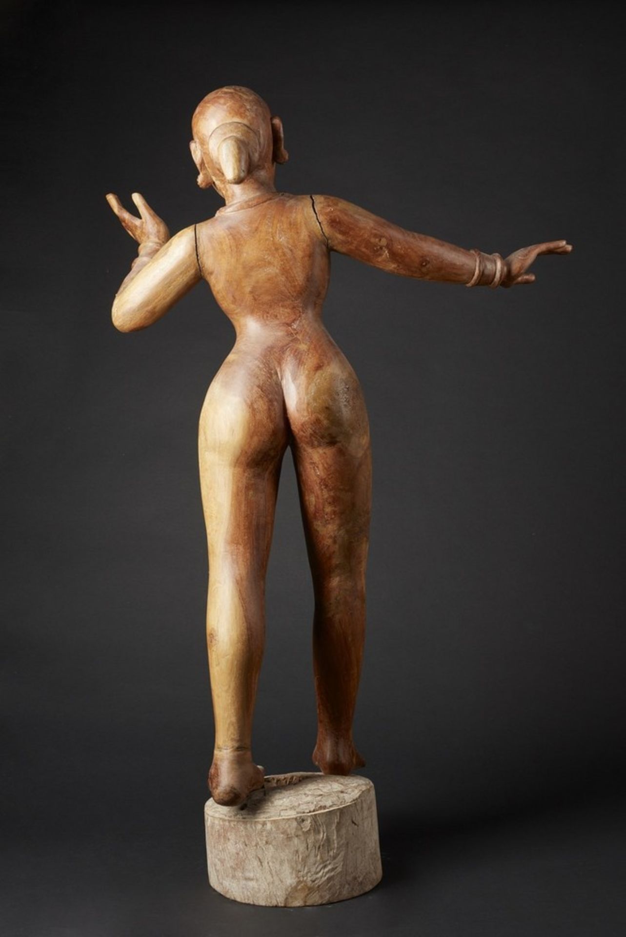 Arte Indiana  A large wooden female figure India, 19th - 20th century . - Bild 2 aus 3