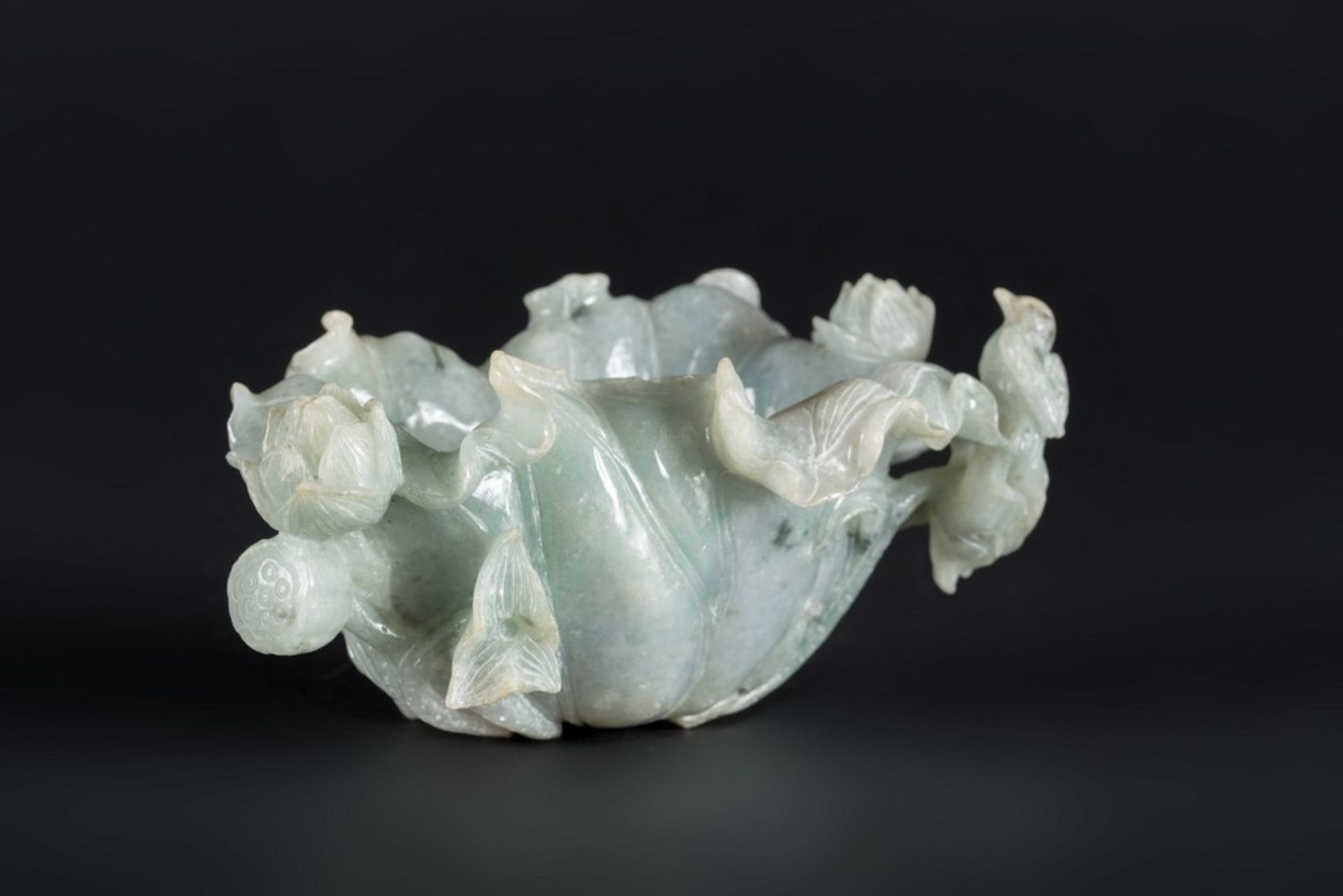 Arte Cinese A jadeite cup carved with fishes, flowers and fruitChina, late 19th - early 20th centur
