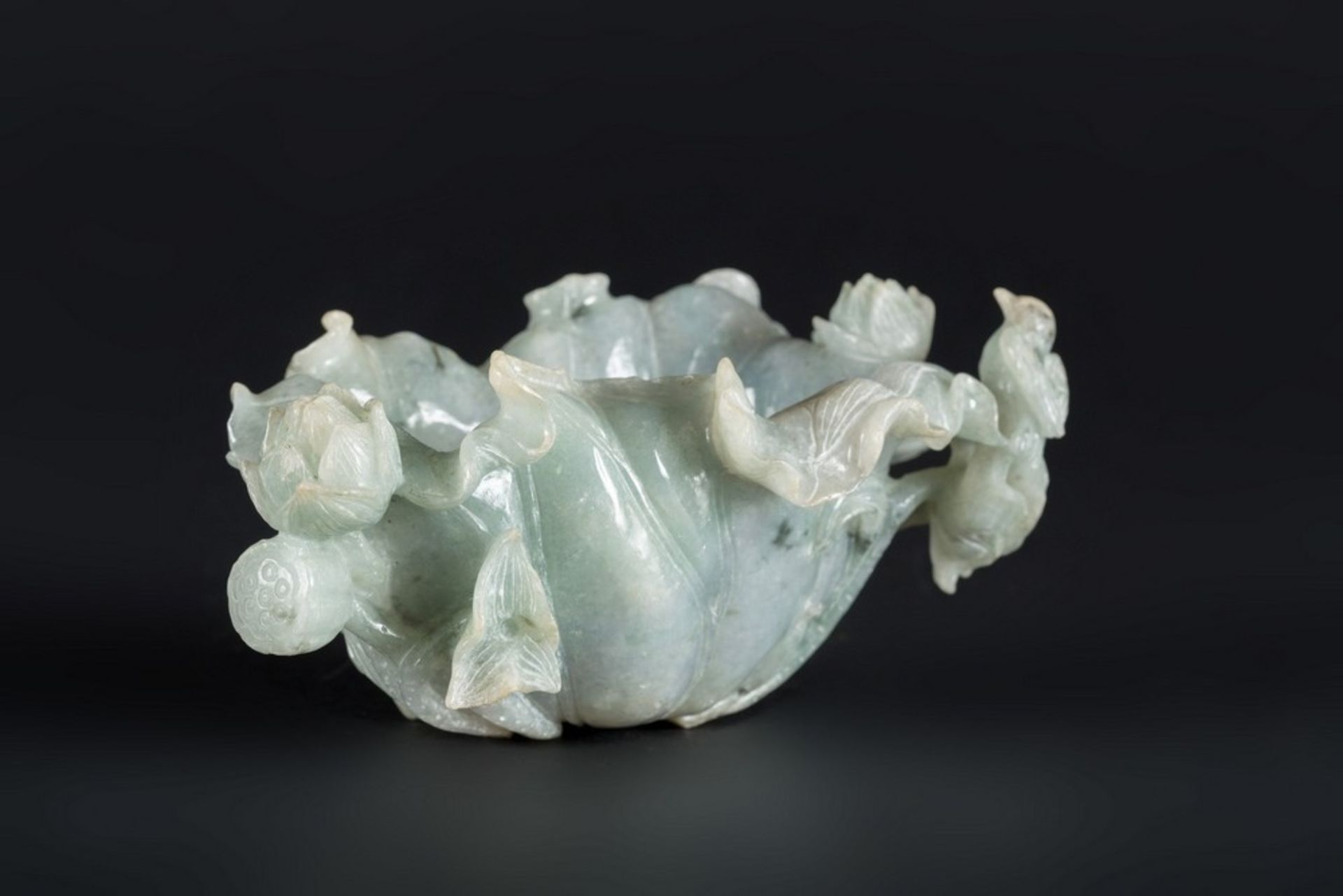 Arte Cinese  A jadeite cup carved with fishes, flowers and fruitChina, late 19th - early 20th centur