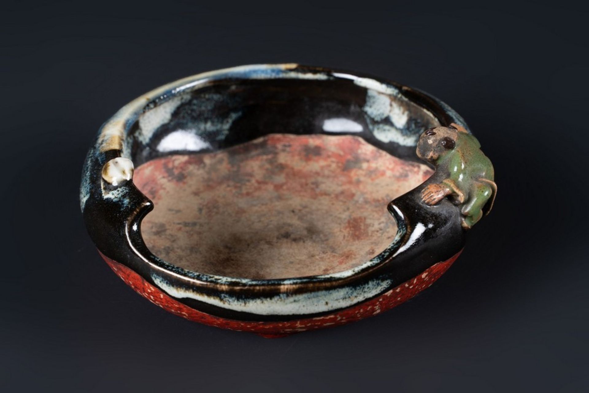 ARTE GIAPPONESE  A tripod pottery bowl with brown and splashed glazeJapan, 19th century .
