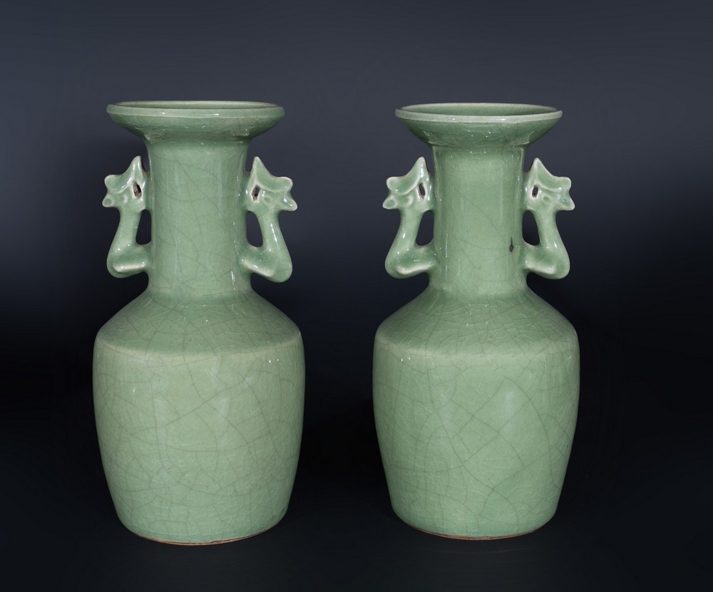 Arte Cinese A pair of celadon glazed pottery vases with zoomorphic handles China, Qing dynasty, 19t