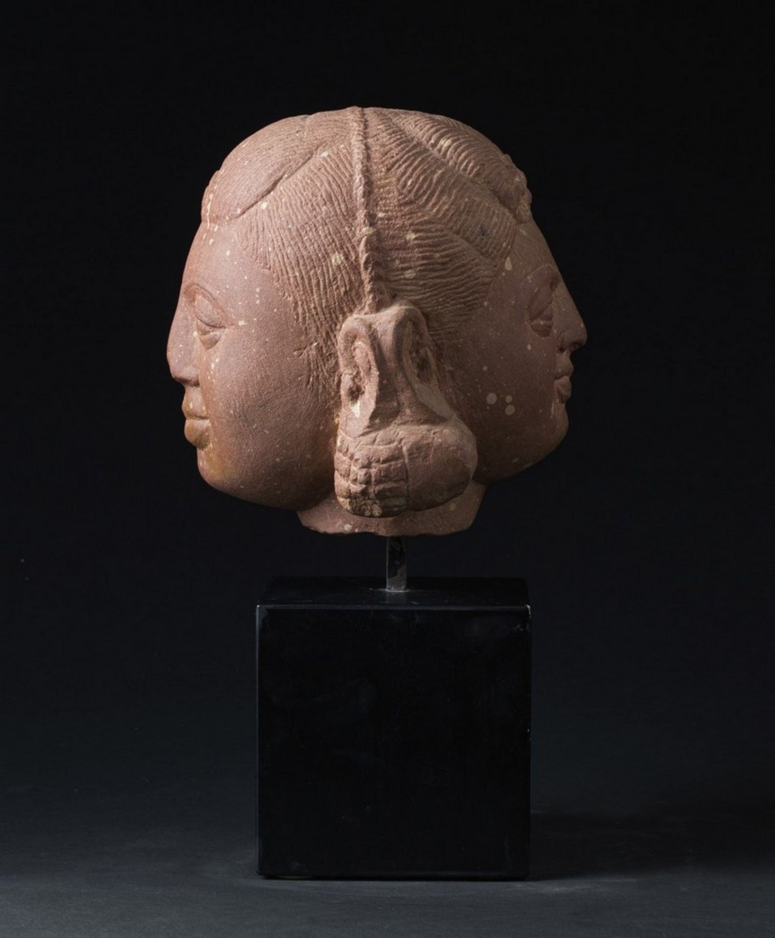 Arte Indiana A two-facetd stone female head India, Gupta period or later . - Image 4 of 5