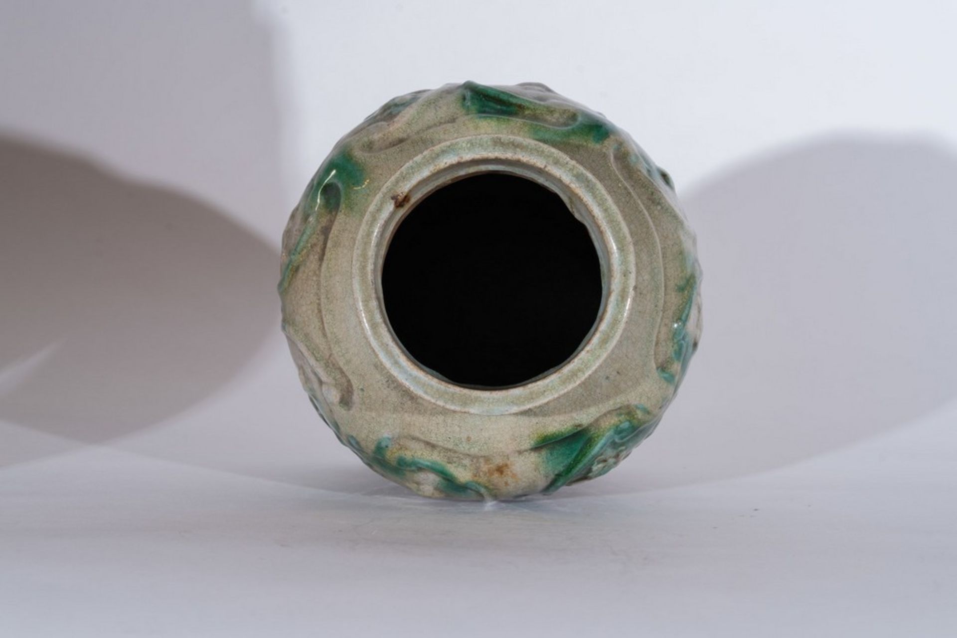 Arte Cinese A Sancai style vase moulded with floral motifs and glazed with dashes of green strainsC - Image 4 of 4